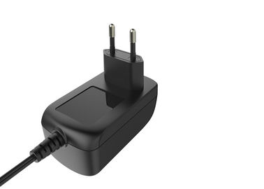 良い価格 24V 1Aの黒EUはセリウムGS LVDの証明書が付いている普遍的な切換えの電源を差し込みます オンライン